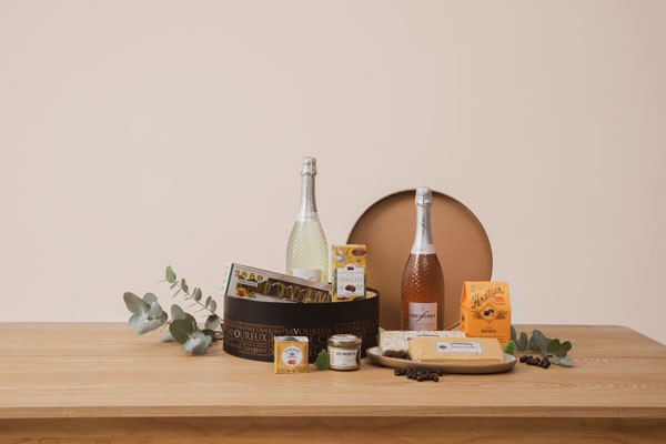 Cesta de Navidad personalizada con cava y productos gourmet